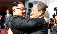 Lãnh đạo Hàn Quốc - Triều Tiên trong cuộc gặp hồi tháng 5. Ảnh: Reuters