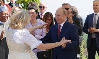 Tổng thống Nga Putin khiêu vũ với Ngoại trưởng Áo. Ảnh: RT