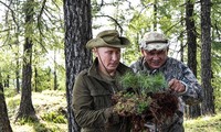Nghỉ cuối tuần, Tổng thống Putin leo núi cùng Bộ trưởng Quốc phòng