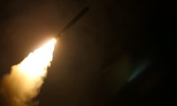 Tàu khu trục Mỹ phóng tên lửa Tomahawk ngày 14/4/2018. Ảnh: Reuters