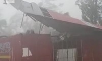 Tận thấy siêu bão Mangkhut hất tung mái nhà khi càn quét đảo Guam