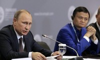 Tổng thống Nga Putin (trái) và tỉ phú Jack Ma (phải). Ảnh: Tân Hoa Xã