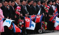 Người dân Triều Tiên vẫy cờ thống nhất đón Tổng thống Hàn Quốc