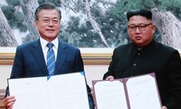 Tổng thống Hàn Quốc và Chủ tịch Triều Tiên trong lễ kí kết thoả thuận chung. Ảnh: Yonhap