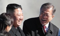 Tổng thống Moon Jae-in và Chủ tịch Kim Jong-un tươi cười trò chuyện khi thăm núi Paekdu. Ảnh: Yonhap