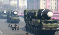 Tên lửa Triều Tiên tham gia diễu binh. Ảnh: KCNA