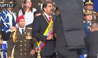 Tổng thống Maduro được vệ sĩ che chắn trong vụ ám sát hụt. Ảnh chụp màn hình