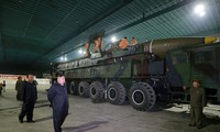 Chủ tịch Triều Tiên Kim Jong-un đứng cạnh tên lửa đạn đạo xuyên lục địa Hwasong-14. Ảnh: KCNA