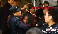 Nghi phạm Liu được cảnh sát giải đi. Ảnh: Twitter