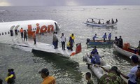 Chiếc máy bay của hãng Lion Air gãy đôi sau khi lao xuống biển ngày 13/4/2013. Ảnh: News.com.au