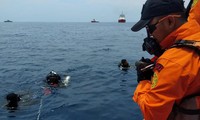 Các thợ lặn tham gia tìm kiếm tại hiện trường vụ rơi máy bay JT610. Ảnh: Reuters
