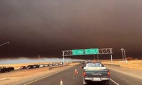 Cả một bầu trời bị bao phủ khói bởi khói đen từ đám cháy ở Camp Fire, thị trấn Paradise, hạt Butte, phía bắc thủ phủ Sacramento của bang California, nhìn từ đường cao tốc 99 gần Marysville. (Ảnh: AP)