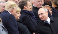 Tổng thống Mỹ Trump (ngoài cùng bên trái) chào hỏi Tổng thống Nga Putin (ngoài cùng bên phải) tại Khải Hoàn Môn. Ảnh: Reuters