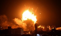 Khoảnh khắc đài truyền hình Al-Aqsa bị Israel ném bom. Ảnh: AFP