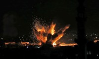 Một mục tiêu tại Dải Gaza nổ tung sau khi hứng bom của Israel ngày 12/11. Ảnh: AFP 