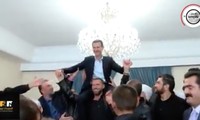 Ăn mừng giải phóng, cư dân Syria nâng Tổng thống Assad trên vai
