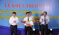ThS. Lê Văn Chung, đại diện nhóm Ứng dụng 3D trong Y học nhận Bằng khen của UBND Đà Nẵng.
