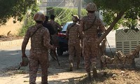 Cảnh sát xuất hiện bên ngoài lãnh sự quán Trung Quốc ở Karachi. Ảnh: Reuters