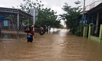 Người dân Ninh Thuận di chuyển khỏi điểm ngập lụt, sáng 25/11. Ảnh: An Phước.