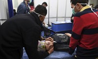 Một nạn nhân nữ được điều trị sau vụ tấn công bằng khí clo ở Aleppo (Syria) tối 24/11. Ảnh: AP