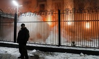 Người biểu tình ném pháo sáng về phía Đại sứ quán Nga ở Kiev. Ảnh: Reuters
