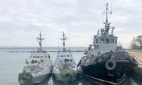 Từ trái sang: tàu Nikopol, tàu Berdyansk, tàu Yany Kapu của Hải quân Ukraine bị kéo về cảng Kerch. Ảnh: Tass