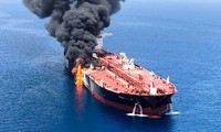 Một trong hai tàu chở dầu bị tấn công trên Vịnh Oman sáng 13/6. Ảnh: Reuters