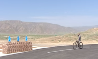Tổng thống Turkmenistan vừa đạp xe vừa bắn súng điêu luyện