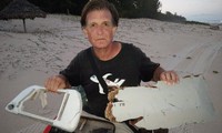 Blaine Gibson cùng các mảnh vỡ máy bay được tìm thấy tại Madagascar. Ảnh: EPA