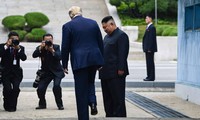 Khoảnh khắc lịch sử: Tổng thống Mỹ đặt chân lên lãnh thổ Triều Tiên