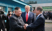 Tổng thống Mỹ Trump và Tổng thống Hàn Quốc Moon tạm biệt Chủ tịch Kim tại DMZ sau cuộc gặp ngày 30/6. Ảnh: AP
