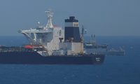 Tàu tuần tra của Hải quân Hoàng gia Anh canh giữ tàu Grace 1 bị nghi ngờ mang dầu thô Iran đến Syria, khi tàu đang neo đậu tại vùng biển thuộc lãnh thổ Gibraltar. Ảnh: Reuters
