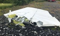 Mảnh vỡ máy bay dạt vào bờ sông Umea. Ảnh: EPA