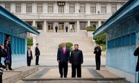Chủ tịch Triều Tiên Kim Jong-un và Tổng thống Mỹ Donald Trump gặp gỡ tại làng Bàn Môn Điếm hôm 30/6. Ảnh: Reuters
