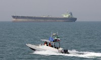 Lực lượng Iran tiến sát một tàu chở dầu. Ảnh minh họa: AP