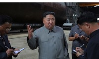 Chủ tịch Triều Tiên Kim Jong-un thị sát quá trình đóng tàu ngầm mới. Ảnh: KCNA