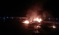 Xác tiêm kích Su-30MKI bốc cháy giữa cánh đồng. Ảnh: Twitter