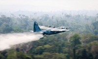 Siêu vận C-130 Hercules phun nước dập cháy rừng Amazon