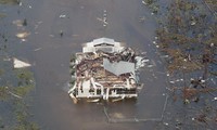 Một căn hộ chìm trong nước lũ hậu bão Dorian ở Bahamas. Ảnh: Getty Image