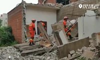 Nhiều căn nhà bị hư hại trong trận động đất. Ảnh chụp màn hình