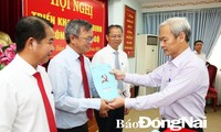 Đồng chí Nguyễn Phú Cường, Bí thư Tỉnh ủy trao các quyết định của Ban Bí thư Trung ương Đảng cho các đồng chí: Cao Tiến Dũng, Huỳnh Thanh Bình và Thái Bảo