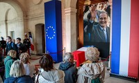 Người dân Pháp đứng trước quan tài cựu Tổng thống Chirac. Ảnh: EPA