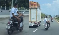 Thanh niên ngồi vắt chân, dùng một tay lái xe máy đi 64km/h gây phẫn nộ