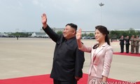 Ông Kim Jong-un và bà Ri Sol-ju vẫy chào Chủ tịch Trung Quốc Tập Cận Bình khi ông Tập rời Triều Tiên về nước vào ngày 21/6. Ảnh: Yonhap