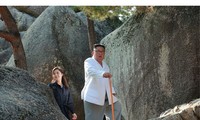 Phu nhân ông Kim Jong-un thăm núi thiêng Kim Cương sau 4 tháng ẩn mình