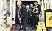 Thăm vùng lụt, Thủ tướng Anh hăng hái cầm chổi lau nhà