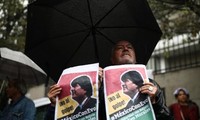 Cuộc biểu tình ủng hộ Tổng thống Bolivia Evo Morales diễn ra bên ngoài Đại sứ quán Bolivia ở thủ đô của Mexico, ngày 11/11. Bảng hiệu có nội dung: "Nói không với đảo chính. Mexico ủng hộ Evo. Đoàn kết với Bolivia và Evo Morales." Ảnh: Reuters