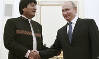 Tổng thống Nga Putin bắt tay ông Evo Morales. Ảnh: VOA