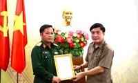 Bí thư Tỉnh ủy Đắk Lắk Bùi Văn Cường trao quyết định cho Đại tá Lê Mỹ Danh.
