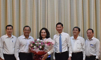 Bà Lê Thúy Hằng (cầm hoa) được bổ nhiệm làm Tổng Giám đốc Công ty Vàng bạc đá quý Sài Gòn